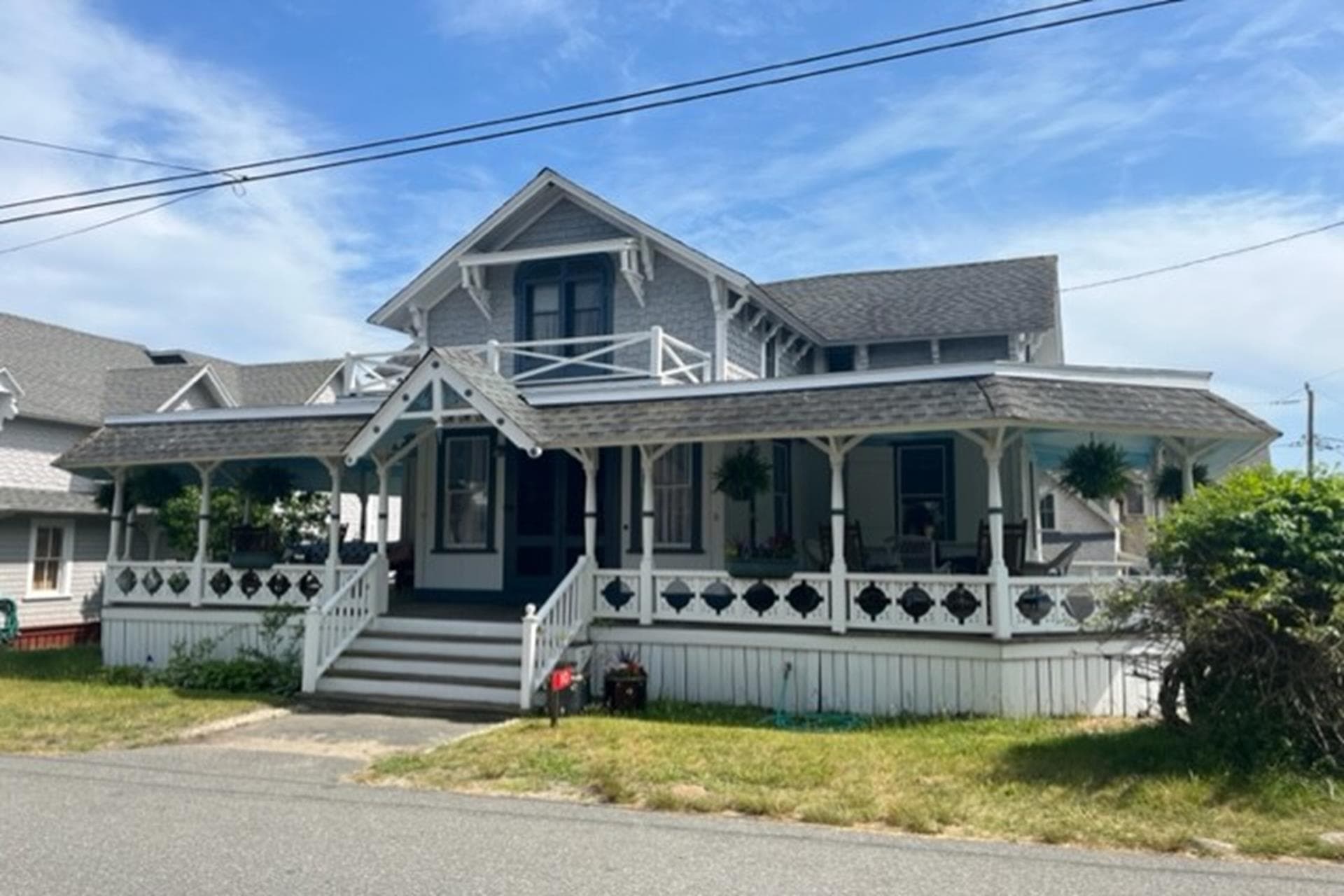 Oak Bluffs Victorian less than block from Beach