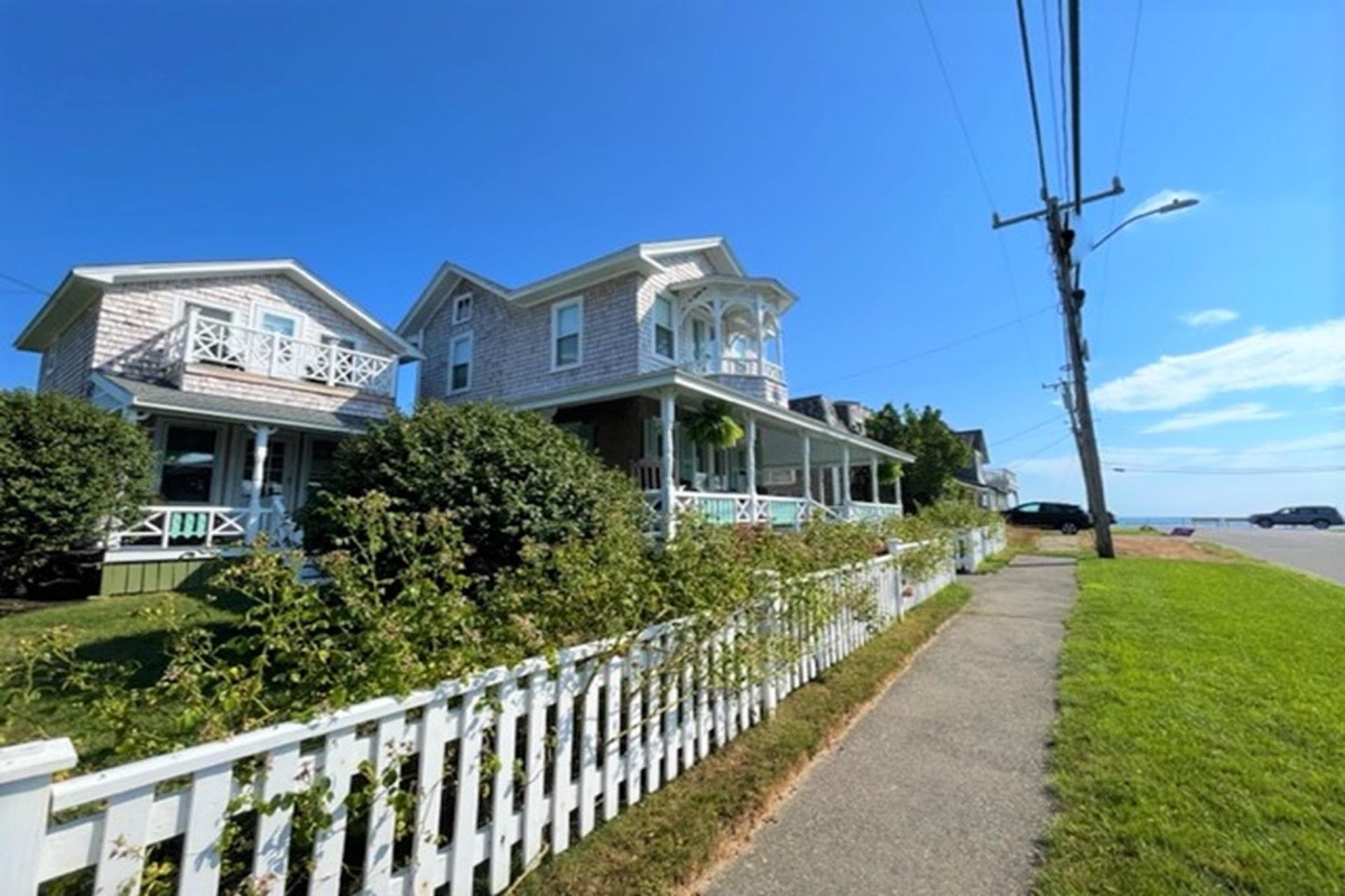 Classic Vineyard home with Guest House