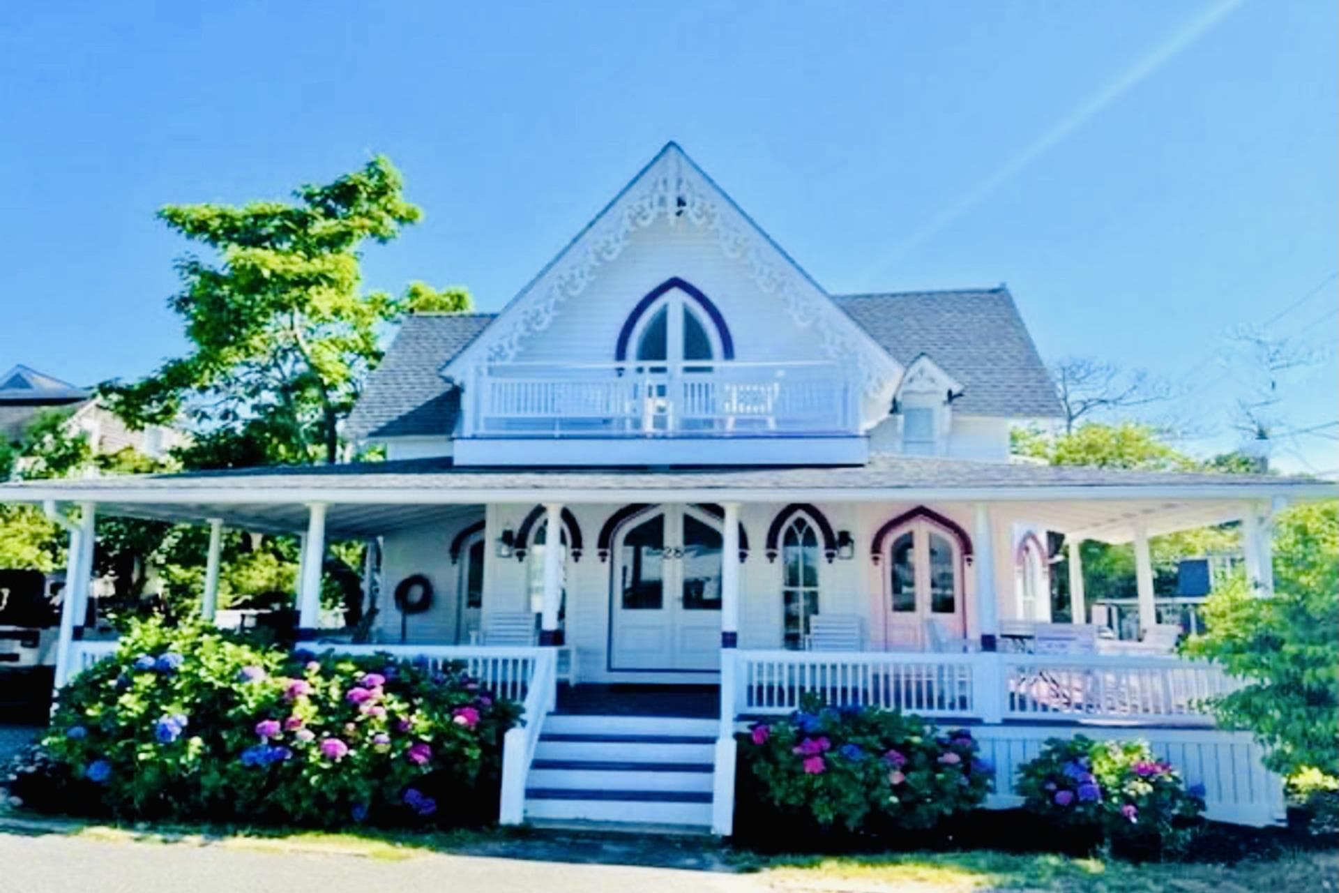 Newly Renovated 8 Bedroom Home Steps to Beach