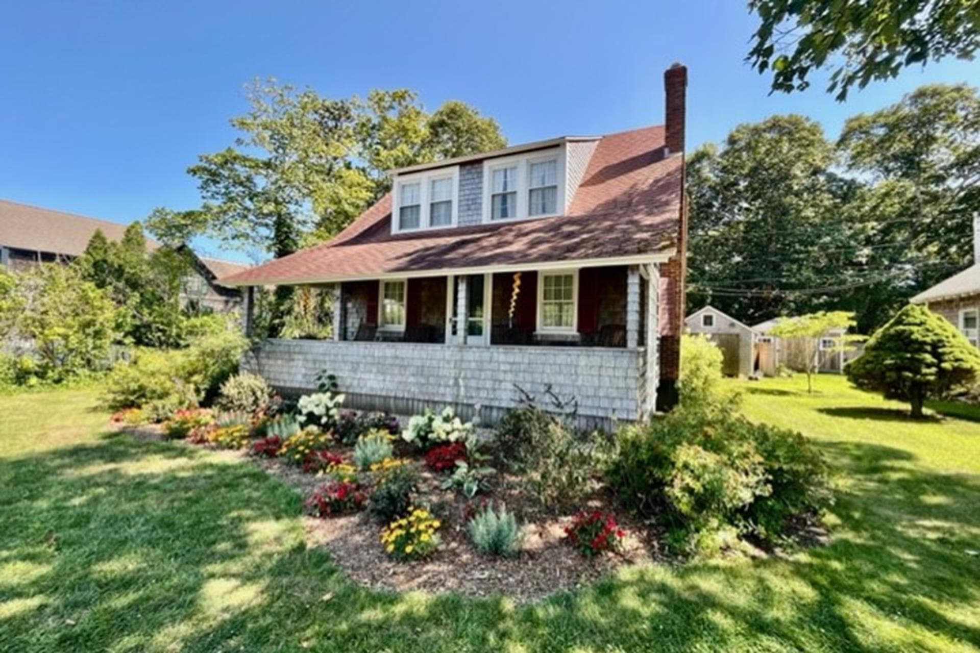 Charming Home on Nashawena park Steps to Inkwell